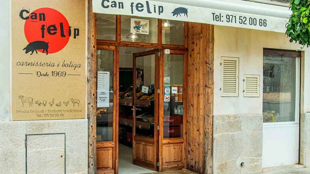 Can Felip Sineu, reconocido como Comercio Emblemático de Mallorca, ofreciendo embutidos artesanos y productos tradicionales en Sineu.