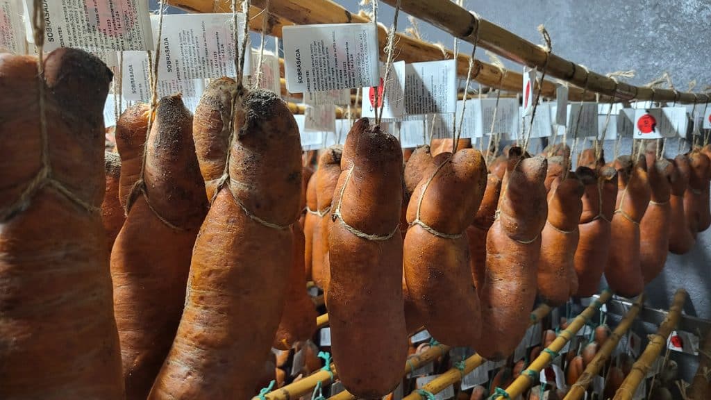 Sobrassada artesanal penjada per conservar-la millor