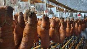 Sobrassada artesanal penjada per conservar-la millor