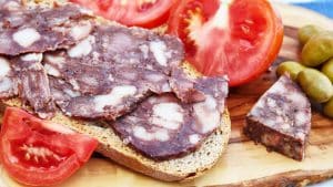 Camaiot i botifarró mallorquí en una taula tradicional