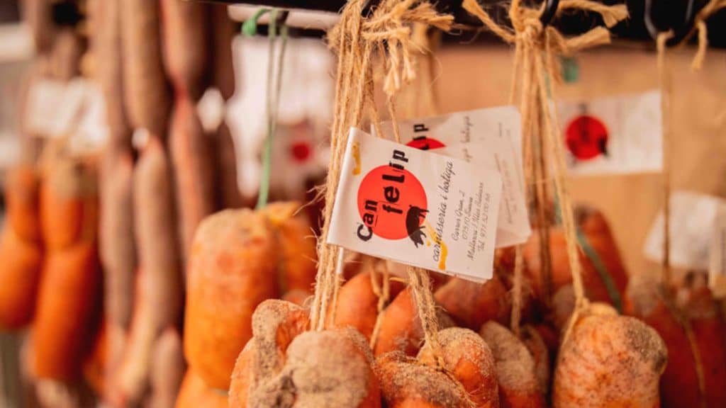 Sobrasadas artesanas en Can Felip, charcutería tradicional en Mallorca